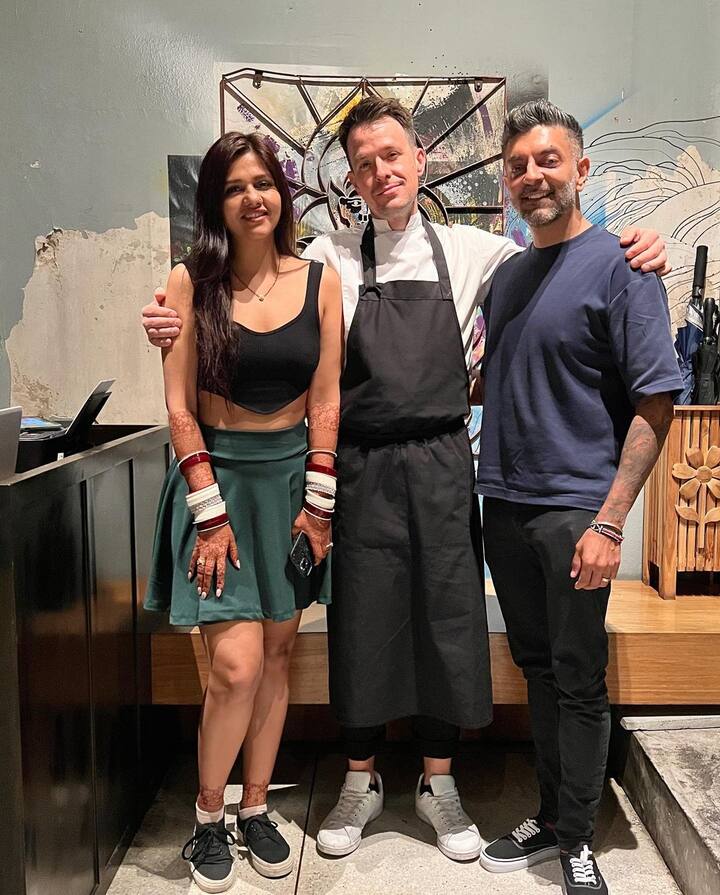 दलजीत ने पति के साथ फर्स्ट ऑफीशियल डेट का एक्सपीरियंस शेयर किया साथ की उन्होंने उस शैफ की भी तस्वीर साझा की जिन्होंने उनके लिए फूड प्रिपेयर किया था.