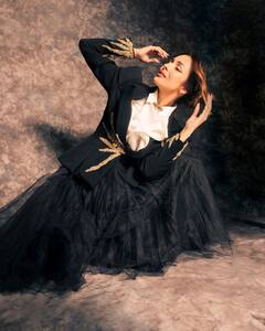 Malaika Arora: ब्लैक स्कर्ट के साथ ब्लैक ब्लेजर पहन...मलाइका ने जमीन पर क्लिक करवाईं फोटोज़, दिए ऐसे-ऐसे पोज़