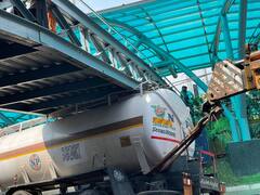 Oil Tanker Struck Under Flyover: Vizag NAD Junction లో ఇరుక్కుపోయిన ట్యాంకర్