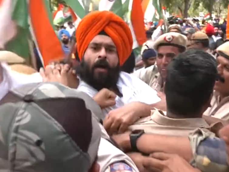 Delhi Sikhs protest British High Commission pulling down Indian flag London mission amritpal singh Sikhs Protest, Raise Slogans Near British High Commission Over Pulling Down Of Tricolour In London. WATCH