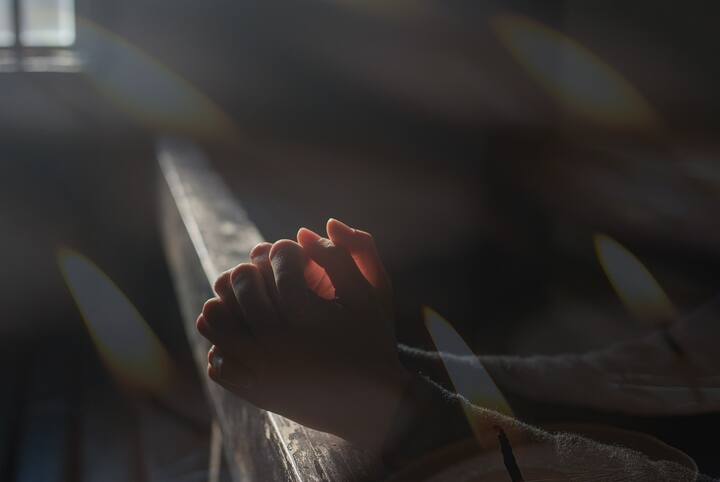 असल में कृपा शब्द मूल रूप से संस्कृत भाषा का स्त्रीलिंग शब्द है. जिसका अर्थ बिना किसी उम्मीद के दया करने से है. यह हिंदी के करुणा शब्द से जुड़ा हुआ है.