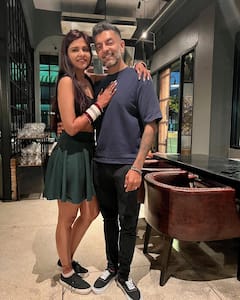 पति निखिल संग Dalljiet Kaur का हनीमून, शॉर्ट स्कर्ट-टॉप पहने कूल दिखीं एक्ट्रेस, शेयर की फर्स्ट ऑफीशियल डेट की फोटोज