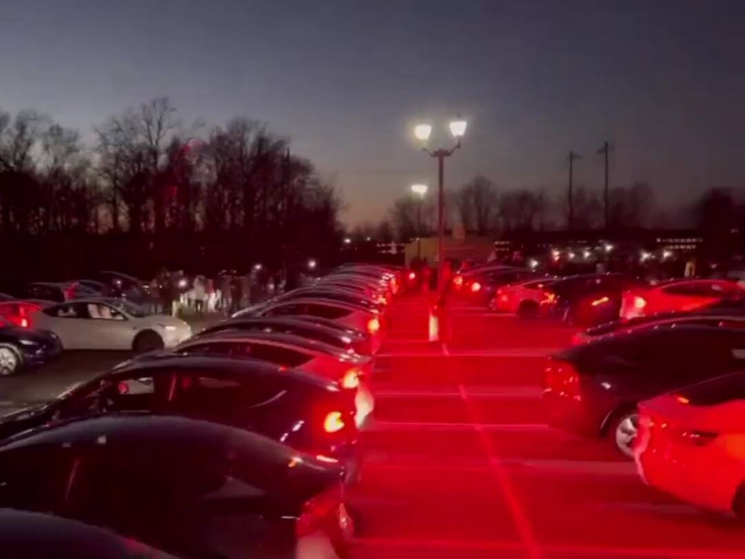 Tesla light shows light sync with beats of Oscar Winning Song Naatu Naatu in New Jersey viral Video Naatu Naatu Tesla Light Show: అద్భుతం, న్యూజెర్సీలో కార్ల లైట్లతో ‘నాటు నాటు’ ప్రదర్శన - వైరల్ అవుతోన్న టెస్లా వీడియో, డోన్ట్ మిస్!
