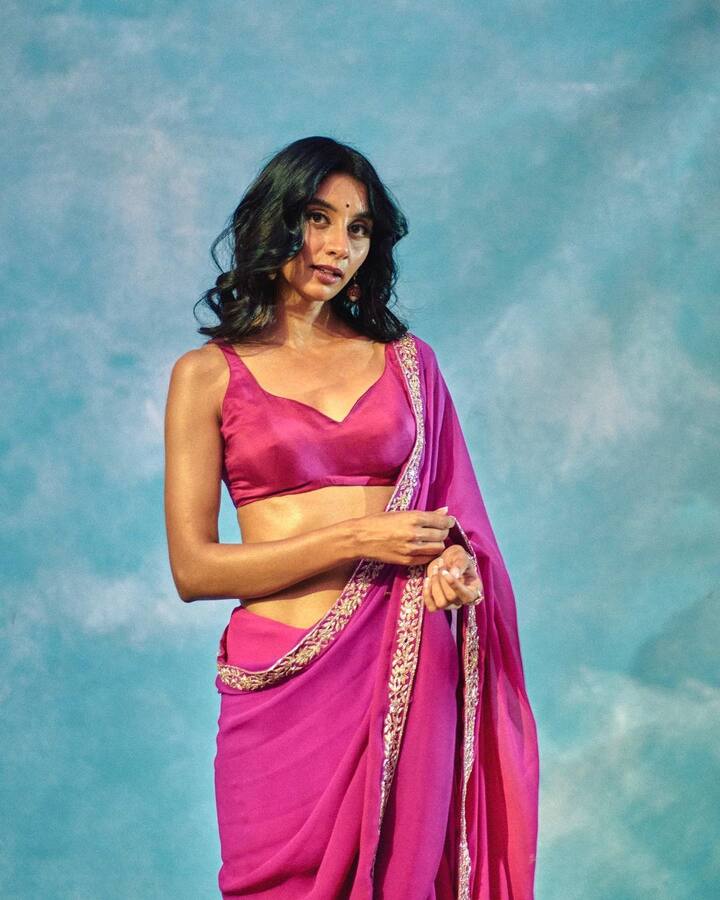 Dolly paired her fuchsia pink saree with intricate zari border with a matching silk blouse that flaunted her toned midriff.