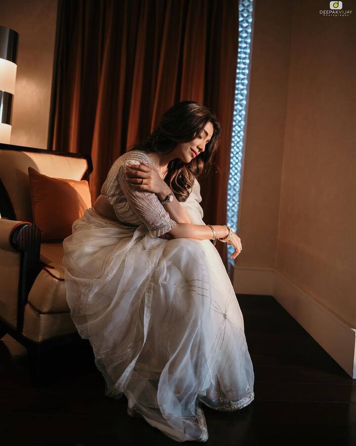 उजव्या हातात डायमंड कडा आणि दुसऱ्या हातात सिंपल वॉच असा श्रिया सरनचा कंप्लिट लूक आहे.