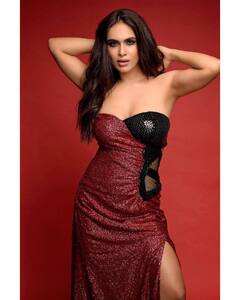 Neha Malik Photos: ऑफ शोल्डर ड्रेस में नेहा मलिक ने बिखेरा हुस्न का जलवा, अलग-अलग पोज़ में इतराती आईं नज़र