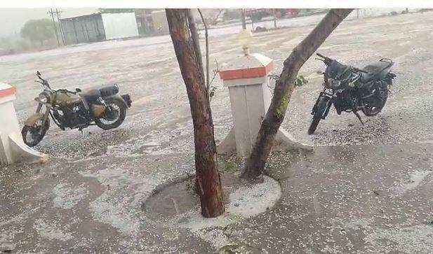 सध्या राज्यात अवकाळी पावसाचा (unseasonal rains) जोर कायम आहे. राज्याच्या विविध भागात अवकाळी पावसासह गारपीट झाली आहे.