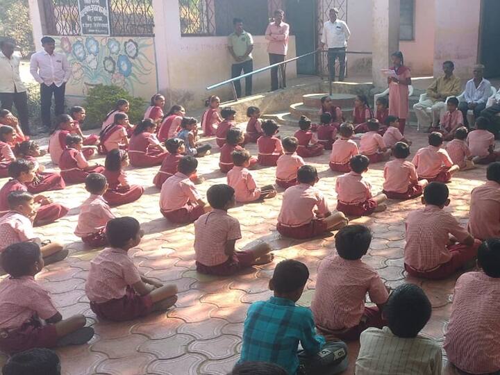 मुलांना शिकवण्यासाठी गावातील उच्चशिक्षित तरुण पुढे आले आहेत. या उच्चशिक्षित तरुणांनी शाळेत येऊन वर्ग घ्यायला सुरुवात केली आहे.