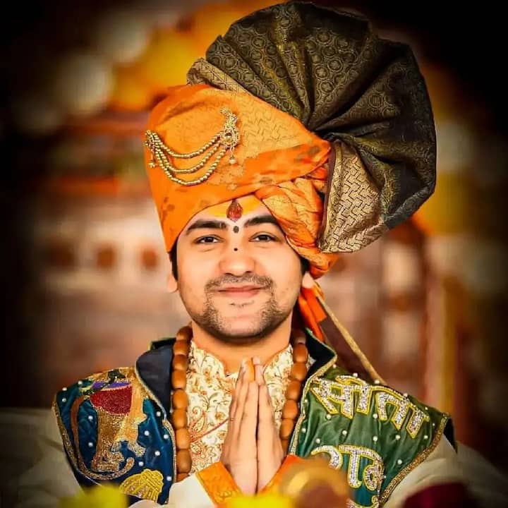 पंडित धीरेन्द्र कृष्ण शास्त्री का नाम आज कल हर इंसान की जुबान पर है. मध्य प्रदेश के छतरपुर जिले में स्थित बागेश्वर धाम के पीठाधीश्वर धीरेंद्र कृष्ण शास्त्री दरबार लगाकर लोगों की समस्याएं सुनते हैं और कथित तौर पर पर्चे पर लिखकर समाधान भी बताते हैं. आइये आपको बताते हैं लोगों की समस्याओं का समाधान बताने वाले धीरेन्द्र शास्त्री खुद कितने पढ़े लिखे हैं ?