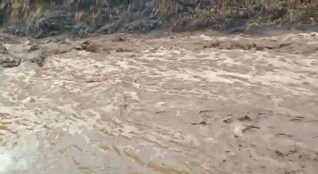 पुराची तीव्रता बघून आपल्याला असं वाटेल की जणू आता पावसाळा चालू झाला आहे की काय.