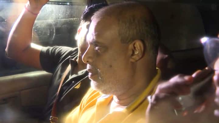 সল্টলেকের অফিসে তল্লাশি চালিয়ে কার্যত রাস্তার চার মাথার মোড়ে পৌঁছে গেছে ইডি!  শান্তনু ঘনিষ্ঠ প্রোমোটার অয়নের অফিসের ড্রয়ার থেকে উদ্ধার হয় গুচ্ছ গুচ্ছ OMR শিট! ইডি সূত্রে দাবি, সবকটাই আসল OMR শিট!