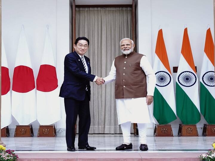 PM Modi Japanese Prime Minister Fumio Kishida hold delegation-level talks at Hyderabad House in Delhi Japan PM India Visit: भारत पहुंचते ही राजघाट पहुंचे जापानी पीएम, महात्मा गांधी को दी श्रद्धांजलि, प्रधानमंत्री मोदी के साथ हुई बात