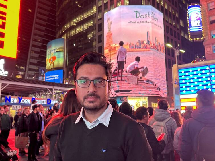 Bengali film Dostojee teaser trailer playing on the Billboards of Times Square New York City 'Dostojee' at New York: 'টাইমস স্কোয়্যার'-এ উজ্জ্বল 'দোস্তজী'র ট্রেলার, উচ্ছ্বাস প্রকাশ পরিচালক প্রসূন চট্টোপাধ্যায়ের