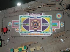 Nashik : नाशिकचा गोदाकाठ फुलला! तीन तासांत दोनशे महिलांनी साकारली 25 हजार स्वेअर फुटांची महारांगोळी