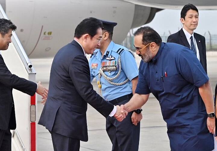 ২ দিনের ভারত সফরে জাপানের প্রধানমন্ত্রী ফুমিও কিশিদা। আজ, সোমবার নয়াদিল্লি এসে পৌঁছন তিনি। বিমানবন্দরে তাঁকে স্বাগত জানান কেন্দ্রীয় প্রতিমন্ত্রী রাজীব চন্দ্রশেখর। ভারত-জাপান দ্বিপাক্ষিত সম্পর্কে নয়া মাত্রা দিতেই এই সফর বলে খবর সংবাদ সংস্থা সূত্রে। জাপানের প্রধানমন্ত্রী 'free and open Indo-Pacific'-এর কথা বলবেন। এই ভৌগোলিক এলাকায় ভারতের ক্রমবর্ধমান প্রভাব আলোচনায় উঠে আসতে পারে।