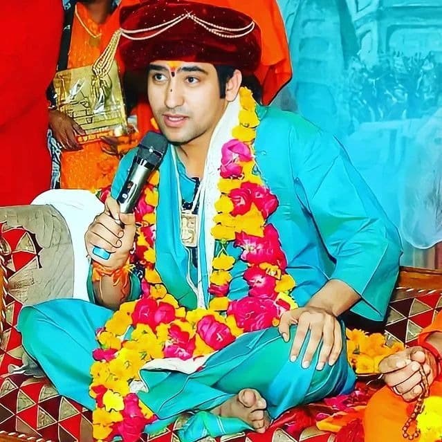 धीरेंद्र कृष्ण शास्त्री का जन्म 4 जुलाई 1996 को छतरपुर के ही गढ़ा गांव में हुआ था. इनके पिता रामकृपाल गर्ग भी गांव में पूजा पाठ का काम करते थे. वहीं मां एक घरेलू महिला हैं. धीरेंद्र शास्त्री भी अपने पिता के साथ कथा वाचक का काम करते हैं. ऐसे में लोग उनके एजुकेशन को लेकर भी जानने को उत्सुक हैं इसलिए आपको हम यहां इनके क्वालिफिकेशन के बारे में जानकारी देने जा रहे हैं.