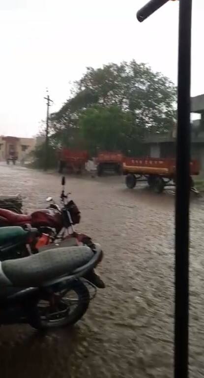 सलग सहा दिवस झालेल्या अवकाळी पावसामुळे शेतकऱ्यांचे मोठ्या प्रमाणात नुकसान झाले आहे.