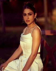 Sara Ali Khan Pics: 'वियरिंग व्हाइट वेटिंग फॉर गैसलाइट,' सारा अली खान ने लेटेस्ट तस्वीरें शेयर कर लिखा मजेदार कैप्शन
