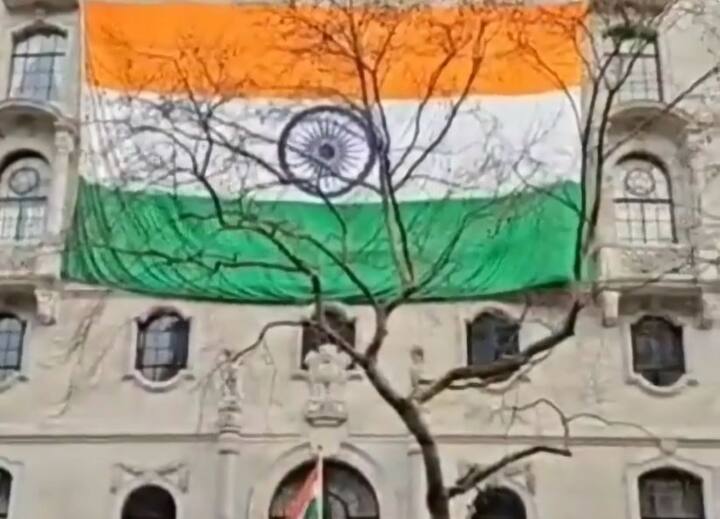 Indian Flag In UK India's slap on the face of Khalistanis huge tricolor indian flag waved at Indian Embassy in London video viral Indian Flag In Uk: भारत का खालिस्‍तानियों के मुंह पर जोरदार तमाचा, लंदन में इंडियन एंबेसी पर लहराया विशाल तिरंगा, वीडियो वायरल