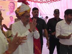 डीग के जिला बनने की घोषणा से लोग गदगद, मंत्री विश्वेंद्र सिंह का चांदी का मुकुट पहनाकर किया स्वागत