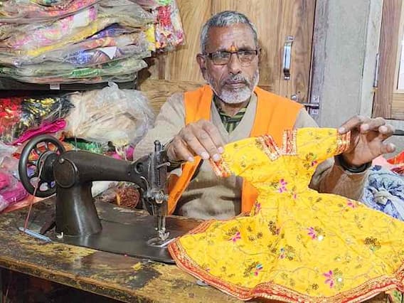 Ayodhya News: राम नवमी के दिन पीले रंग का वस्त्र धारण करेंगे रामलला, पोशाक बनकर हुई तैयार Ayodhya News: राम नवमी के दिन पीले रंग का वस्त्र धारण करेंगे रामलला, पोशाक बनकर हुई तैयार
