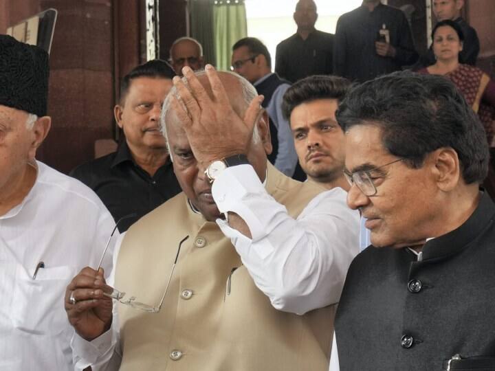 लेकिन राम गोपाल यादव और जया बच्चन की तस्वीरें अखिलेश यादव के बयान से उलट संदेश दे रही हैं. सपा सांसदों की ये तस्वीरें काफी चर्चा में हैं.