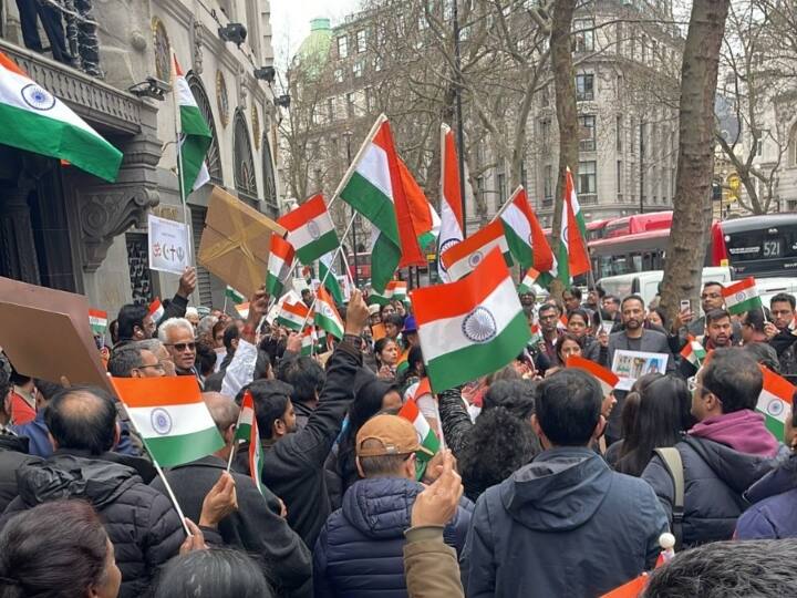 Indians in London: लंदन स्थित भारतीय उच्चायोग के बाहर मंगलवार (21 मार्च) को बड़ी संख्या में भारतीय समुदाय के लोग हाथों में तिरंगा लेकर जुटे और खालिस्तान समर्थकों के खिलाफ जोरदार प्रदर्शन किया.