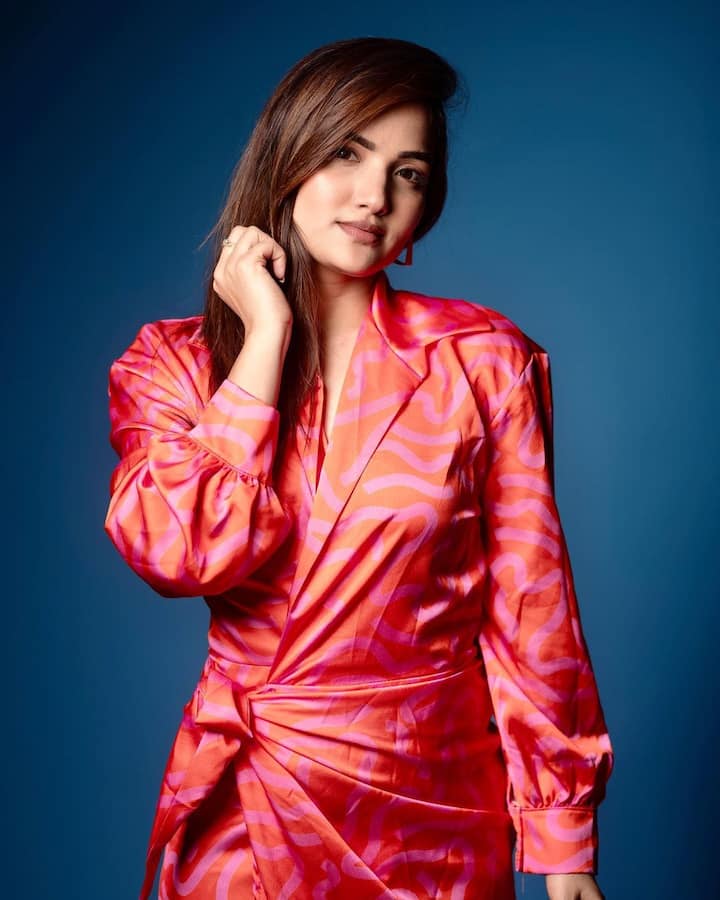 ‘‘మాది మిడిల్ క్లాస్ ఫ్యామిలీ. నాన్న చనిపోయాక అమ్మ కష్టపడి పెంచింది. అది కావాలి, ఇది కావాలని కోరుకోను’’ అని ఆమె ఇటీవల ఓ ఇంటర్వూలో చెప్పింది.