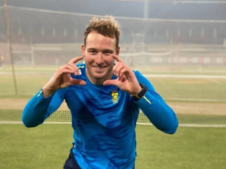 साल 2022 में डेविड मिलर की नेट वर्थ 15 मिलियन (120 करोड़ रुपये) अमेरिकी डॉलर थी. उनकी महीने की इनकम 85 हजार अमेरिकी डॉलर से ज्यादा है. मिलर को क्रिकेट साउथ अफ्रीका की तरफ से 2 लाख 50 हाजर डालर दिए जाते हैं. जबकि बीते साल गुजरात टाइटंस ने उन्हें 3 करोड़ रुपये दिए थे. इसके अलावा मिलर विज्ञापन से भी काफी कमाई करते हैं.