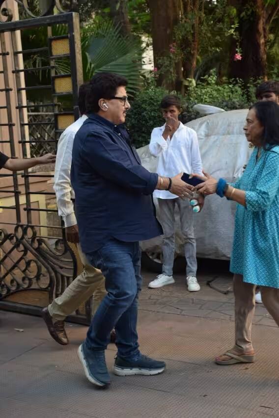 ਸਤੀਸ਼ ਕੌਸ਼ਿਕ ਦੀ ਪ੍ਰਾਰਥਨਾ ਸਭਾ ਵਿੱਚ ਮਸ਼ਹੂਰ ਫਿਲਮਕਾਰ ਅਸ਼ੋਕ ਪੰਡਿਤ ਵੀ ਪਹੁੰਚੇ।