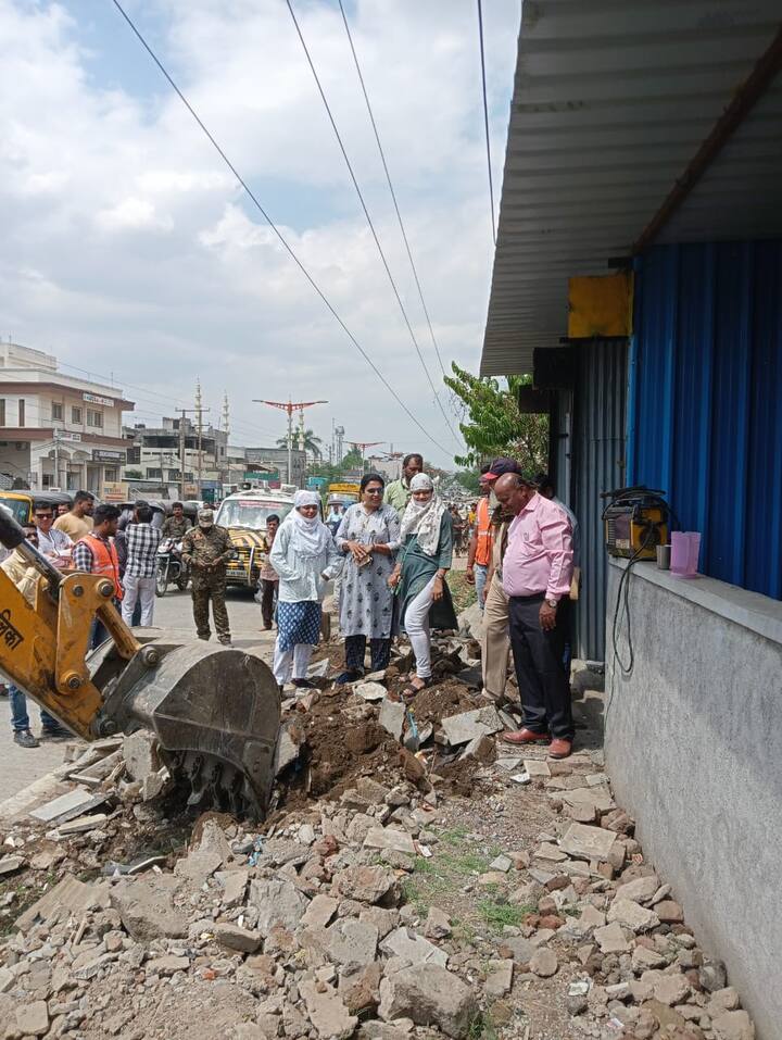 उच्च न्यायालयाच्या आदेशानुसार एन- 4 भागात 15 बाय 15 आकाराच्या चार दुकानांचे शटर निष्काशीत करून अतिक्रमणे काढण्यात आली आहे.