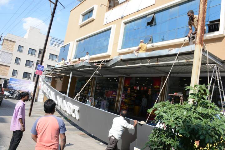 चारही दुकाने सामाजिक अंतरामध्ये होती तसेच या भागातून 04 टपऱ्या काढण्यात आल्या. तसेच इतर अतिक्रमणधारकांना सूचना देण्यात आल्या आहेत.