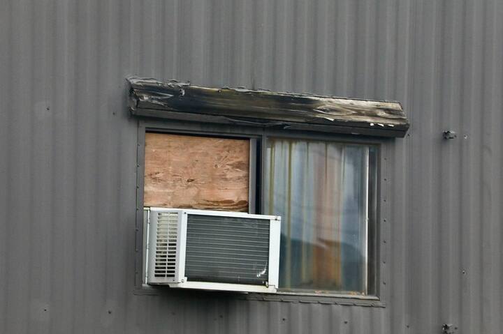 कुछ लोगों का कहना होता है कि ऐसा करने से एसी की क्षमता थोड़ी बढ़ जाती है. साथ ही इससे एसी शोर भी थोड़ा कम करता है. लेकिन, वास्तव में यह सिर्फ अफवाह है.