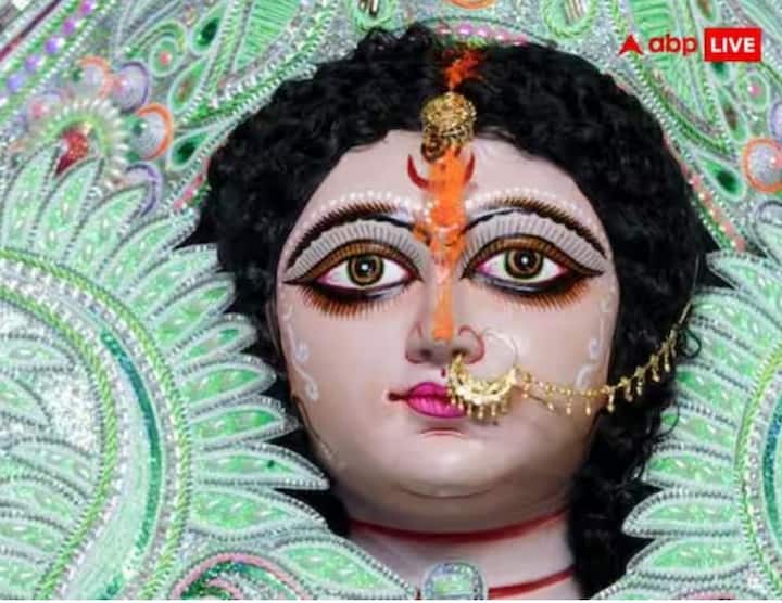 માતાના આ ચરણ અષ્ટમી અને નવમીના દિવસે ઘરના દરવાજે કરવા જોઈએ. આમ કરવાથી ઘરમાં લક્ષ્મીજીનો વાસ થાય છે, ધન અને સમૃદ્ધિ વધે છે.