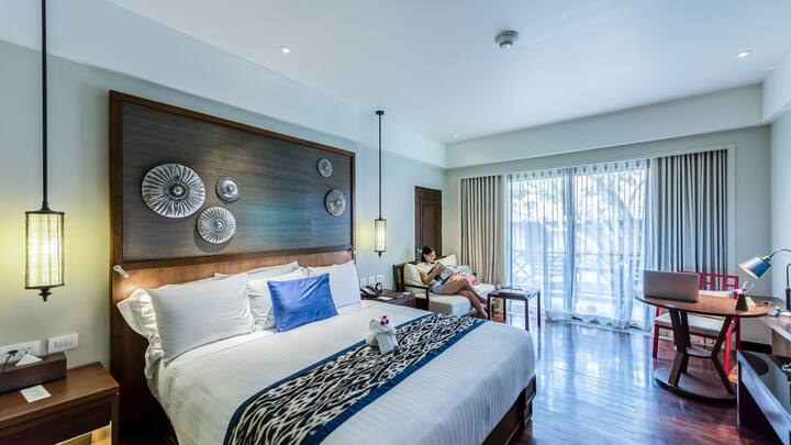 আর্থিক সমস্যা কাটাতে আপনি যে ব্যবস্থা নিতে পারেন তার মধ্যে একটি হল- আপনার বেডরুমের দরজার সামনে একটি আয়না লাগান। এতে অর্থের সাথে সাথে আপনার জীবনের সমস্যাগুলিও দূর হতে শুরু করবে।