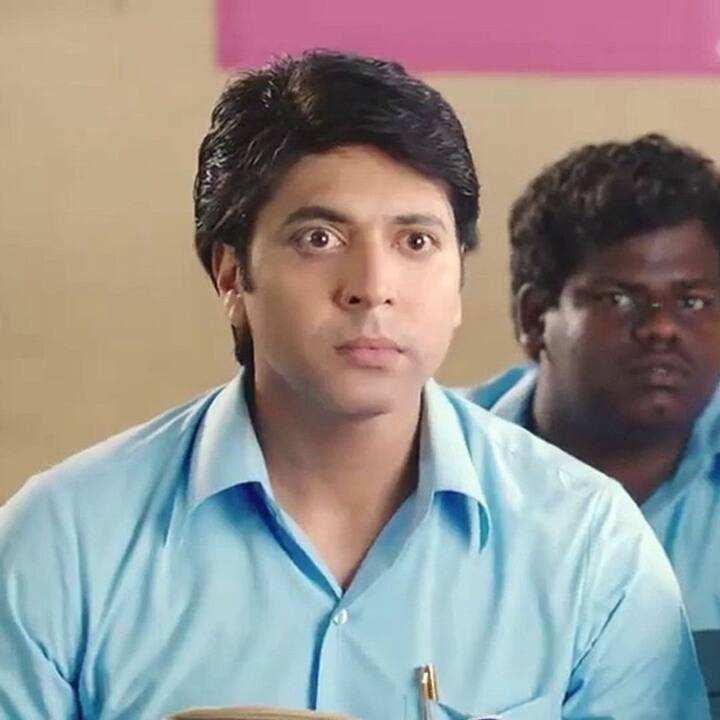 “தேன் மொழி கனிமோழி இளமொழி..” கோமாளி படத்தில் மும்மொழிகள் யாவை என கேட்கப்படும் கேள்விக்கு ஜெயம் ரவி ஜோக்காக கூறும் பதில் இது