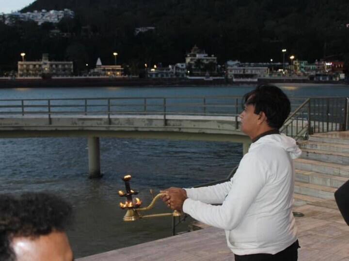 पहले कश्मीर में घूमते वीडियो फर्जी अधिकारी का वीडियो सोशल मीडिया पर वायरल हुआ था. लेकिन मामला तूल पकड़ा तो उत्तराखंड पुलिस भी जांच करने लगी.