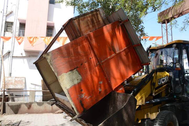 महानगरपालिकेच्या पथकाकडून कारवाई करत तीन लोखंडी टपऱ्या हटविण्यात आल्या, तर एक गाडी जप्त करण्यात आली.