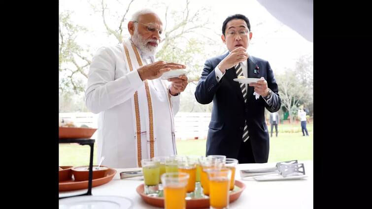 Japan PM Fumio Kishida enjoys pani puri with PM Narendra Modi, netizens say 'sukhi papdi bhi khana' Video: જાપાનના પીએમ એ માણી ભારતીય પાણીપુરીની મજા, વીડિયો થયો જોરદાર વાયરલ