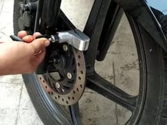 In Pics: बाइक नहीं तो टायर सही! तस्वीरों में देखिए कैसे चोर ने शातिर तरीके से चोरी की घटना को दिया अंजाम