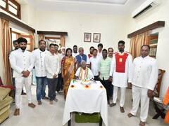 குமரி ஆனந்தனின் 91வது பிறந்தநாள்...தெலங்கானா ஆளுநருடன் கேக் வெட்டி கொண்டாட்டம்...!