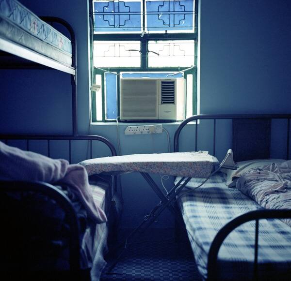 विंडो एसी का यूनिट अंदर की तरफ टिल्टेड होने की वजह से ये जमा हुए पानी को ड्रेनपाइप के जरिए निकलने से रोक सकता है. यह ड्रेन पाइप इसकी आउटडोर यूनिट में पीछे की तरफ होता है. कभी-कभी बैलेंस्ड यूनिट भी लीक कर जाता है. इसलिए विंडो एसी को लोग बाहर की तरफ हल्का झुका कर ही सेट करवाते हैं.