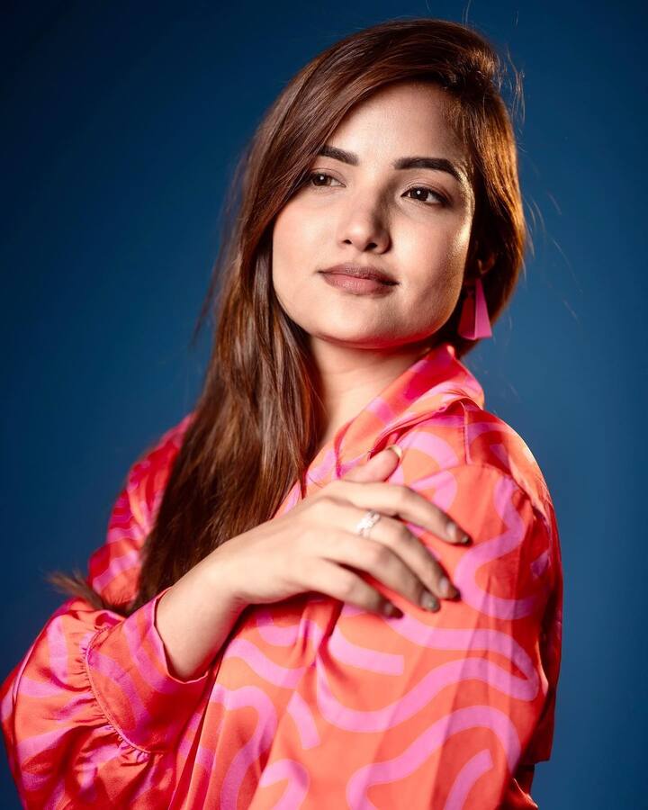 ‘బ్యూటీ పీజెంట్’ షోలో ‘మిస్ బ్యూటిఫుల్ స్మయిల్’ టైటిల్‌ను సొంతం చేసుకుంది సిరి.