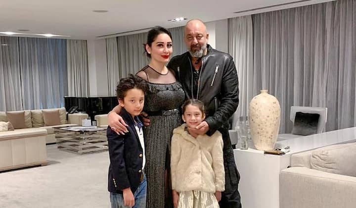 ये है एक्टर के घर का लिविंग एरिया जो काफी बड़ा है. इसमें बैठने के लिए व्हाइट कलर के सोफे लगाए गए हैं.