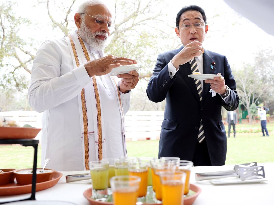 Japan PM Fumio Kishida enjoys pani puri with PM Narendra Modi Video Goes Viral పానీపూరీ రుచి చూసిన జ‌పాన్ ప్ర‌ధాని