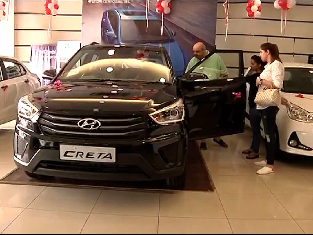 Mumbai News Decline in car and bike purchases during Gudi Padwa 2023 in Mumbai What is the reason Decline in Car And Bike Purchases : मुंबईत गुढीपाडव्याच्या मुहूर्तावर कार आणि बाईक खरेदीमध्ये घट; काय आहे कारण?