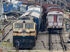 मुंबई में बेमौसम बारिश से रेलवे की तीनों लाइनों पर ट्रेन सेवाएं बाधित, जानिए क्या है ताजा अपडेट