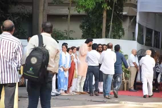 ਇਸ ਮੀਟਿੰਗ ਵਿੱਚ ਸਤੀਸ਼ ਕੌਸ਼ਿਕ ਦੇ ਸਾਰੇ ਪਰਿਵਾਰਕ ਮੈਂਬਰ ਨਜ਼ਰ ਆਏ। ਜਿਨ੍ਹਾਂ ਨੇ ਆਏ ਹੋਏ ਸਾਰੇ ਲੋਕਾਂ ਦਾ ਹੱਥ ਜੋੜ ਕੇ ਸਵਾਗਤ ਕੀਤਾ।