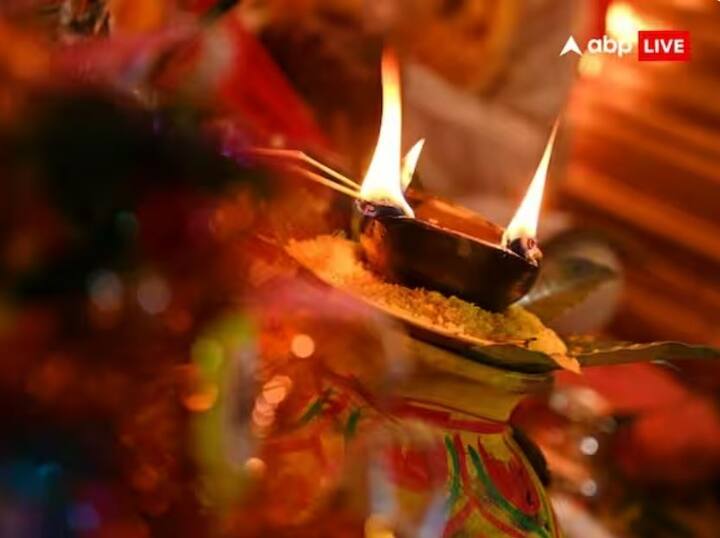 નવરાત્રી દરમિયાન તમારા ઘરના મુખ્ય દરવાજા પર માતાના ચરણ કુમકુમ લગાવવા જોઈએ. ધ્યાન રાખો કે માતાના આ પગ ઘરની અંદર આવતા હોવા જોઈએ. આમ કરવાથી માતાની કૃપા પ્રાપ્ત થાય છે.