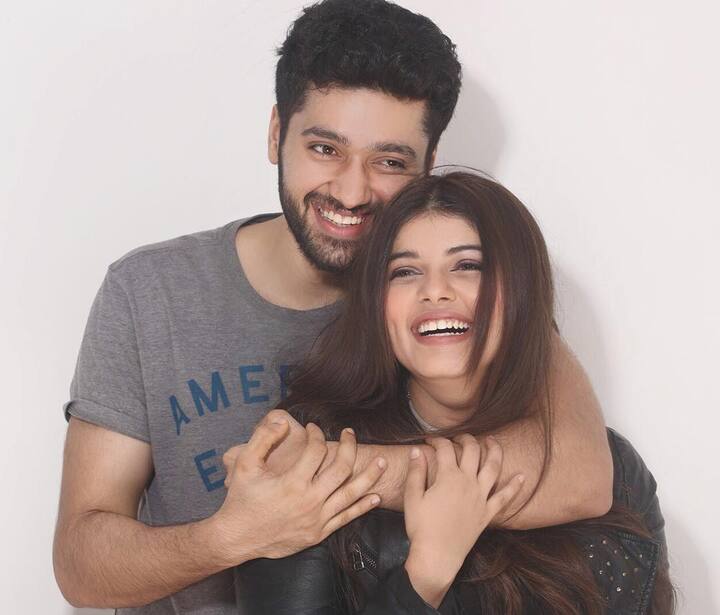 वह अपने ‘जीते’ उर्फ उत्कर्ष शर्मा के साथ भी अच्छा बॉन्ड शेयर करती हैं. वह अक्सर अपने भाई के साथ तस्वीरें शेयर करती रहती हैं. उत्कर्ष ने ‘गदर’ में ‘जीते’ का किरदार निभाया था.